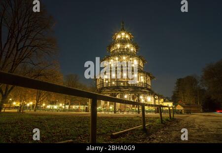 Torre cinese di notte Foto Stock