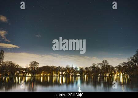 Englischer Garten bei Nacht Foto Stock