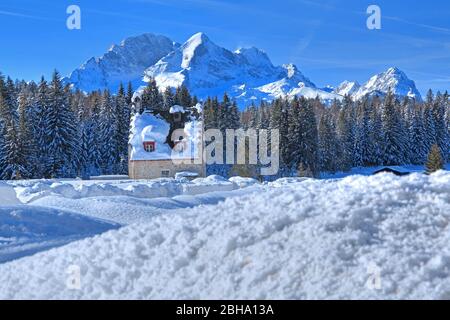 Gatehouse del Castello di Kranzbach contro le montagne Wetterstein in inverno, vicino a Klais, Werdenfelser Land, alta Baviera, Baviera, Germania Foto Stock