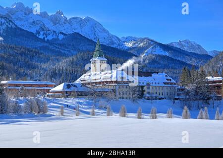 Castello Elmau contro i Monti Karwendel in inverno, Elmau, vicino Klais, Werdenfelser Land, alta Baviera, Baviera, Germania Foto Stock