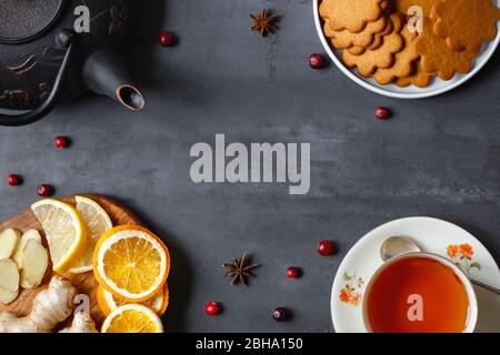 Piatto di rimedi naturali per raffreddori e influenza, così come per bere il tè accogliente a basse temperature, come il tè, limone, zenzero, arance secche, anice, G. Foto Stock