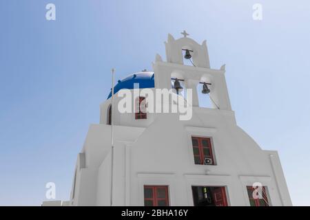 Santorini Chiesa Bells a Oia villaggio guardare verso il mare Egeo, Santorini, Grecia Foto Stock