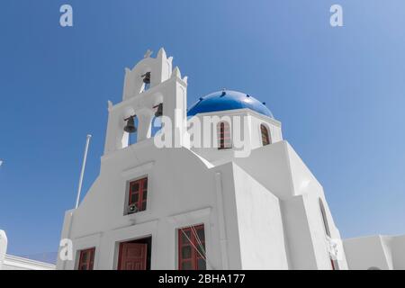 Santorini Chiesa Bells a Oia villaggio guardare verso il mare Egeo, Santorini, Grecia Foto Stock