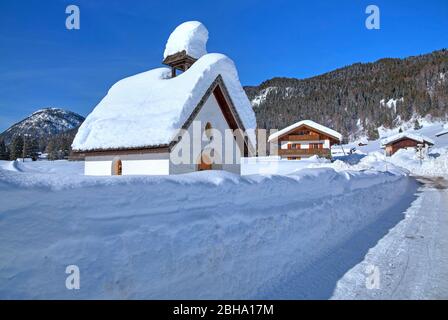 Cappella coperta di neve nella frazione di Gerold vicino a Klais, vicino Mittenwald, Werdenfelser Land, alta Baviera, Germania Foto Stock