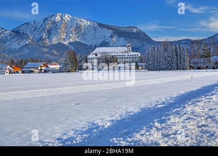 Paesaggio invernale con monastero di Schlehdorf e vista sul monte Jochberg, sul lago Kochelsee, la terra blu, alta Baviera, Baviera, Germania Foto Stock