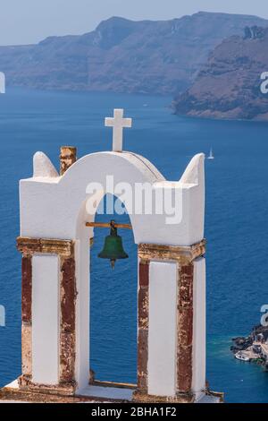 Santorini Chiesa Bells a Oia villaggio guardare verso il mare Egeo, Santorini, Grecia Foto Stock