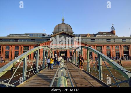 Europa, Germania, Amburgo, St. Pauli, sala d'asta del pesce, centro eventi, ponte sul molo, Foto Stock