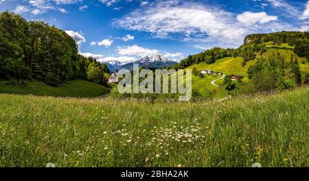 Idilliaco paesaggio di montagna, Maria Gern chiesa con Watzmann in primavera Foto Stock