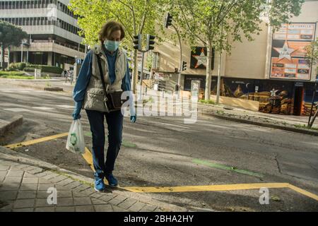 Madrid, Spagna. 24 aprile 2020. La gente di Madrid per le strade durante la quarantena di coronavirus Credit: Alberto Sibaja Ramírez/Alamy Live News Foto Stock