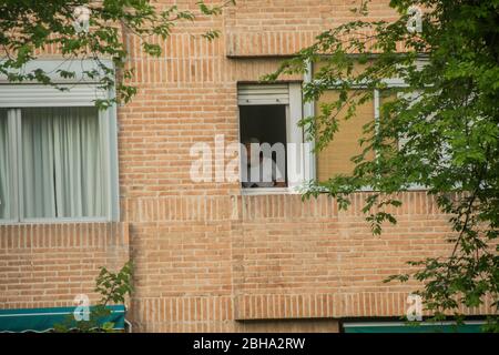 Madrid, Spagna. 24 aprile 2020. La gente di Madrid per le strade durante la quarantena di coronavirus Credit: Alberto Sibaja Ramírez/Alamy Live News Foto Stock