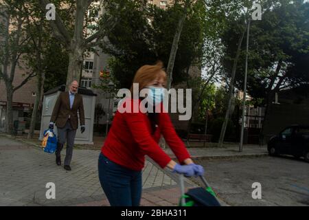 Madrid, Spagna. 24 aprile 2020. La gente di Madrid per le strade durante la quarantena di coronavirus Credit: Alberto Sibaja Ramírez/Alamy Live News Foto Stock