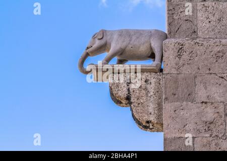 Torre dell'Elefante, particolare dell'esterno della Torre dell'Elefante nel Castello, raffigurante la statua in pietra di un elefante, Cagliari, Sardegna, Italia Foto Stock