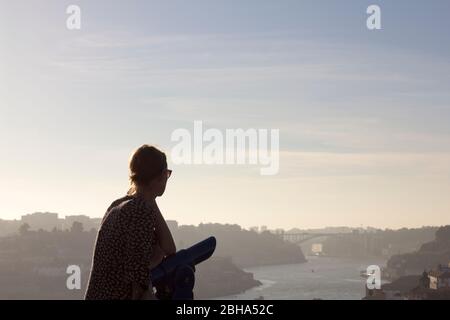 Vista sulla città frizzante di Porto Foto Stock