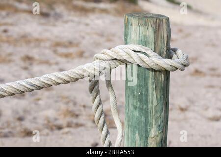 Corda intorno ad un palo di legno Foto Stock