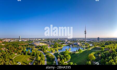 Parco Olimpico, Parco con il Lago Olimpico e la Torre della TV, Torre Olimpica, Theatron, Parco Olimpico, Monaco, alta Baviera, Baviera, Germania, Europa Foto Stock