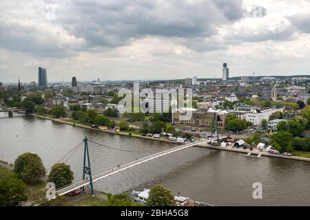 Frankfurt am Main, Hessen, Deutschland, Blick über den Frankfurter Stadtteil Sachsenhausen mit dem neuen Henninger Turm. Foto Stock