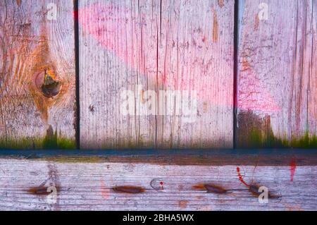 Vecchio asse di legno con graffi e trucioli. Foto Stock