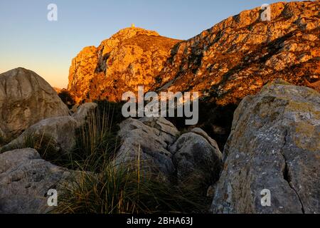 Paesaggio e scogliere della penisola Formentor dal punto di vista Mirador del Mal Pas, chiamato anche Mirador d'es Colomer, Maiorca, Isole Baleari, Spagna Foto Stock