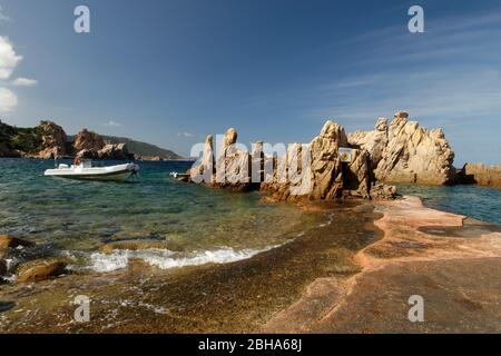 Paesaggio costiero vicino alla spiaggia di li Cossi, Costa Paradiso, provincia Olbia-Tempio, Mar Mediterraneo, Sardegna, Italia Foto Stock