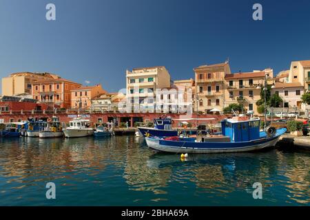 Centro storico e porto di la Maddalena, mare Mediterraneo, provincia Olbia-Tempio, Sardegna, Italia Foto Stock