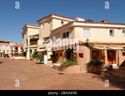 Negozi in stile neosariano ed edifici residenziali a Porto Cervo, Costa Smeralda, Mar Mediterraneo, provincia Olbia-Tempio, Sardegna, Italia Foto Stock