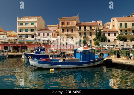 Centro storico e porto di la Maddalena, mare Mediterraneo, provincia Olbia-Tempio, Sardegna, Italia Foto Stock