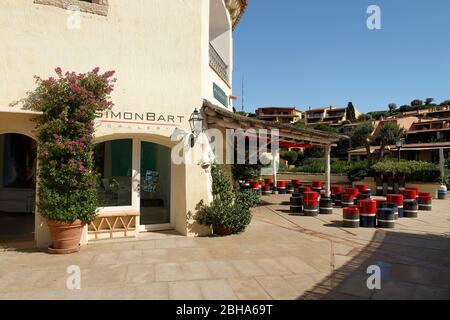 Negozi in stile neosariano ed edifici residenziali a Porto Cervo, Costa Smeralda, Mar Mediterraneo, provincia Olbia-Tempio, Sardegna, Italia Foto Stock