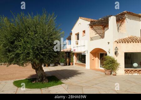 Negozi in stile neosariano ed edifici residenziali a Porto Cervo, Costa Smeralda, Mar Mediterraneo, provincia Olbia-Tempio, Sardegna, Italia Foto Stock