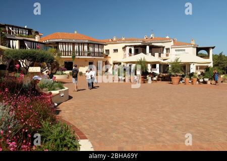 Negozi in stile neosariano ed edifici residenziali a Porto Cervo, Costa Smeralda, Mar Mediterraneo, provincia Olbia-Tempio, Sardegna, Italia Foto Stock