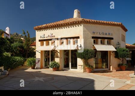 Negozi in stile neosariano ed edifici residenziali a Porto Cervo, Costa Smeralda, Mar Mediterraneo, provincia Olbia-Tempio, Sardegna, Italia Foto Stock