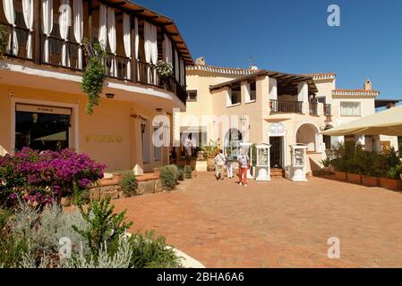 Negozi in stile neosariano ed edifici residenziali a Porto Cervo, Costa Smeralda, Mar Mediterraneo, provincia Olbia-Tempio, Sardegna, Italia Foto Stock