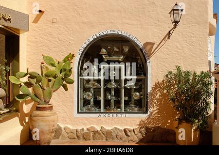 Negozi in stile neosariano ed edifici residenziali a Porto Cervo, Costa Smeralda, Mar Mediterraneo, provincia Olbia-Tempio, Sardegna, Italia Foto Stock