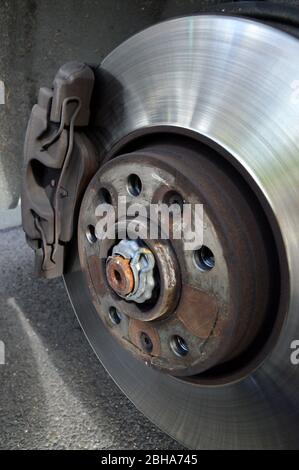Impianto frenante su un veicolo, con disco del freno e pastiglia del freno Foto Stock