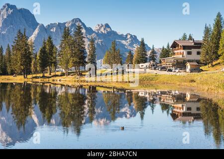 Il lago di Antorno, vicino Misurina, lungo la strada per le tre Cime di Lavaredo, Auronzo di Cadore, Dolomiti, Belluno, Veneto, Italia Foto Stock