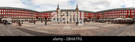 04-28-2016 Madrid, Spain.The Plaza Mayor (in inglese: Piazza principale) è uno spazio pubblico importante nel cuore della città. La gente che si gode la giornata nella piazza. Foto Stock