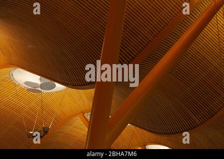 04-28-2016 Madrid, Spagna, Aeroporto di Barajas. Terminale T4. L'aeroporto internazionale Madrid-Barajas, chiamato Adolfo Suarez, è l'aeroporto principale del capi Foto Stock