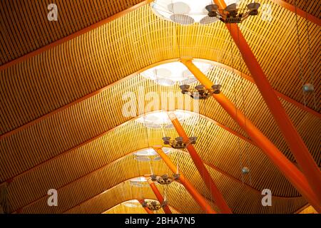 04-28-2016 Madrid, Spagna, Aeroporto di Barajas. Terminale T4. L'aeroporto internazionale Madrid-Barajas, chiamato Adolfo Suarez, è l'aeroporto principale del capi Foto Stock