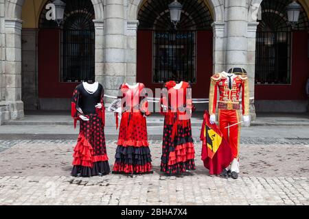 04-28-2016 Madrid, Spain.The Plaza Mayor (in inglese: Piazza principale) è uno spazio pubblico importante nel cuore della città. Persone che si godono la giornata in Square.Fo Foto Stock