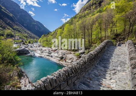 Svizzera, Ticino, Locarno, Valle Verzasca, Lavertezzo, Ponte dei sali, acqua verde, rocce lisce, chiesa Foto Stock