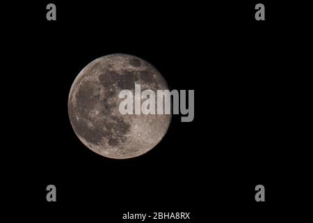 REGNO UNITO. Aprile 2020: Supermoon rosa Foto Stock