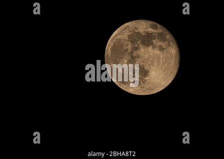 REGNO UNITO. Aprile 2020: Supermoon rosa Foto Stock