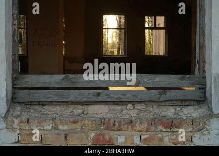 L'esterno e l'interno del quartiere delle baraccopoli in primo piano vista panoramica. La scena all'interno dell'edificio abbandonato in mattoni. La luce solare splende attraverso l'o Foto Stock