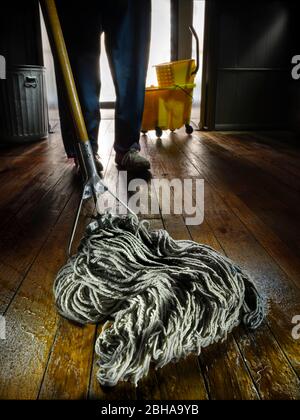 Particolare di mop bagnato come janitor mops pavimento in legno Foto Stock