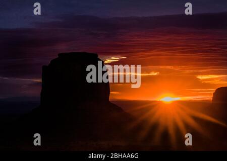 Le formazioni rocciose di Mittens butte nel deserto al tramonto, Monument Valley, Utah, USA Foto Stock