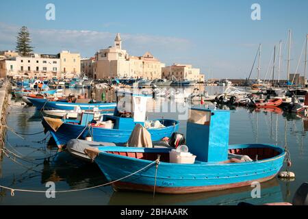 Vista sul porto con barche da pesca per la cattedrale, Trani, Puglia, Italia Foto Stock