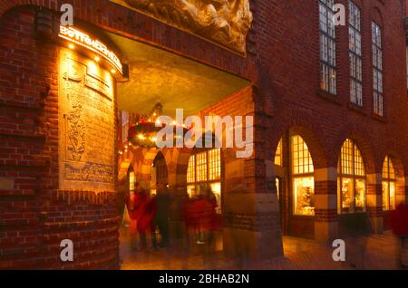 Eingang zur Böttcherstraße mit Weihnachtsbeleuchtung, Brema, Deutschland, Europa Foto Stock