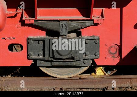 Ruota su un'auto da trasporto in piedi su una rotaia, Brema, Germania, Europa Foto Stock