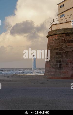 Fort Perch Rock e New Brighton Lighthouse a New Brighton in una giornata di tempesta. Foto Stock