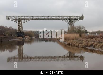 Il ponte per i trasporti Warrington vicino al centro città è stato costruito nel 1916 per trasportare vagoni ferroviari e veicoli stradali oltre il Mersey Foto Stock