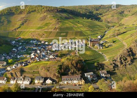 Vista dalla rovina del castello Saffenburg su Mayschoss, Mayschoss, Ahrtal, Eifel, Renania-Palatinato, Germania Foto Stock